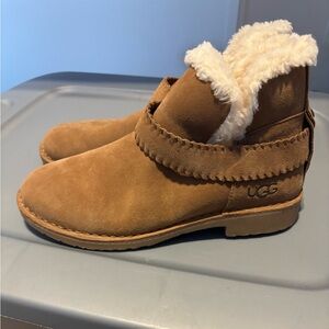 UGG Womens McKay Tan Sheepskin Boots Booties NEW 9.5